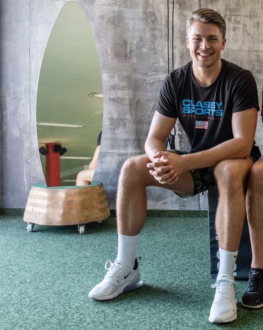 Jan sitzt komprimert Personal Trainer sitzt